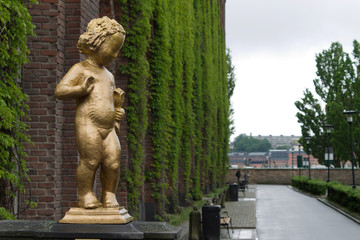 золотая девочка скульптура