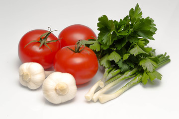 помидоры с  зеленью