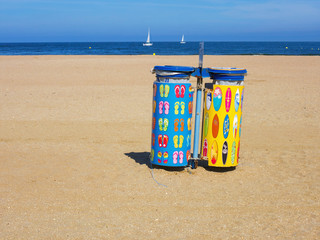  Papierkorb am Strand