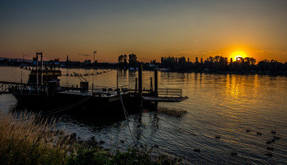 Bootssteg im Sonnenaufgang am Rheinufer in Mainz