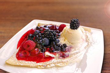 crêpe mit vanilleeis und beeren