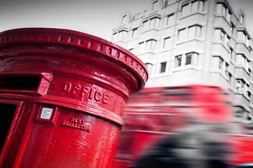Cercles muraux Bus rouge de Londres Boîte aux lettres rouge traditionnelle et bus rouge en mouvement à Londres, au Royaume-Uni.