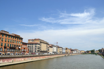 Fototapeta na wymiar il fiume Arno attravarsa Pisa