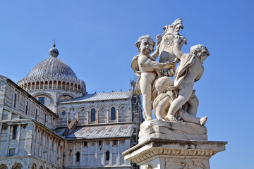 Fototapeta na wymiar monumenti a Pisa