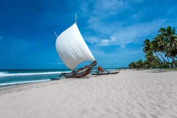 Keuken spatwand met foto Mooie botenboot op het strand op een warme zonnige dag © surangaw