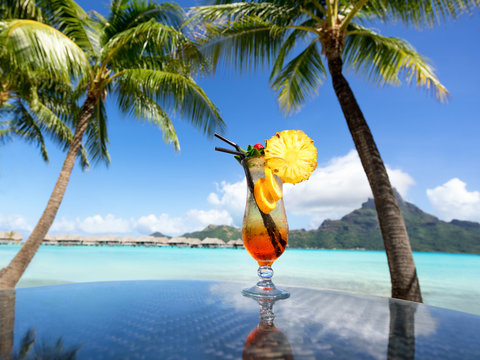 Mai Tai Fruchtcocktail trinken am Strand unter Palmen
