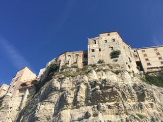 Tropea Calabria palazzi, cielo rocce Italia