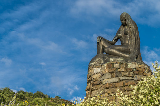 Nixe Loreley Statue am Rheinufer im Mittelrheinthal