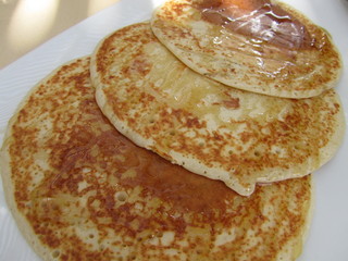 Pancake con miele e frutta