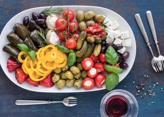 Gordijnen Antipasti bord en glas rode wijn © victoria p.
