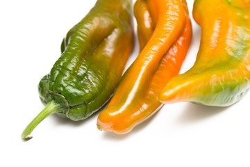 Peperoni freschi isolati su fondo bianco