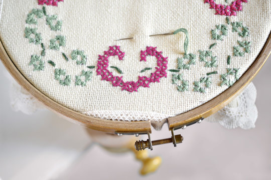 Stickring mit Herzmuster