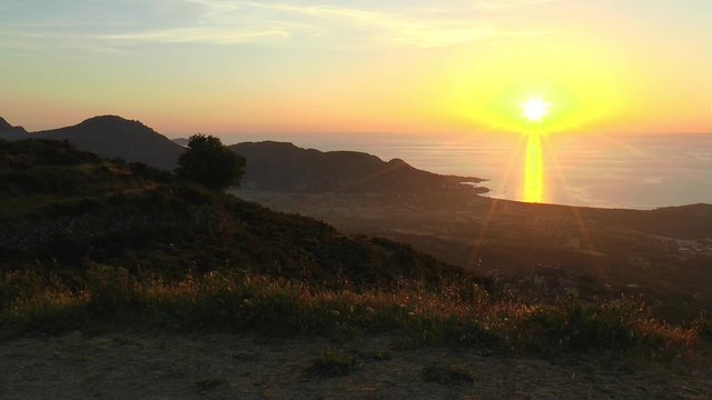 Sonnenuntergang an der K&uuml;ste von Korsika