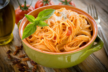 Spaghetti con pomodoro e formaggio grattugiato, Italian Pasta