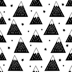 Papier Peint photo Montagnes Modèle sans couture avec des montagnes enneigées géométriques et des étoiles. Illustration de la nature en noir et blanc. Fond de montagnes mignonnes.
