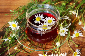 Obraz na płótnie Canvas Cup of herbal tea with chamomile flowers