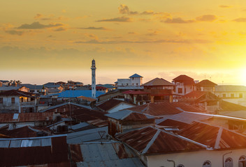 zonsondergang over de stenen stad zanzibar
