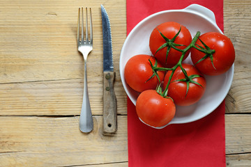 pomodori nel piatto su tavolo di legno