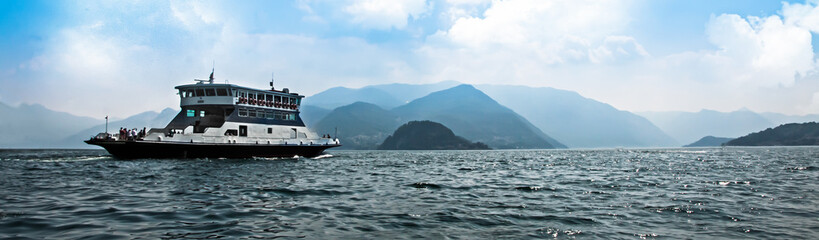 Obraz premium traghetto sul lago di Como