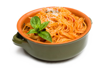 Casseruola di spaghetti al pomodoro su sfondo bianco, Italian Pasta