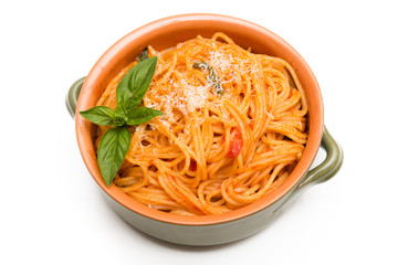 Casseruola di spaghetti al pomodoro su sfondo bianco, Italian Pasta