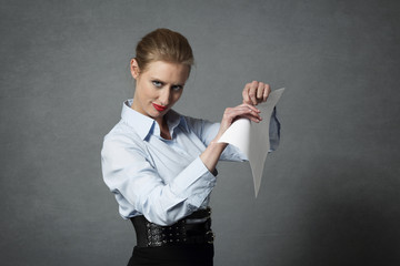 femme d'affaires cruelle déchirant dossier
