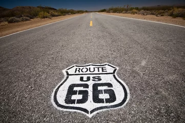 Tableaux ronds sur aluminium Route 66 Route 66 signe de la chaussée lever du soleil dans le désert de Mojave en Californie.