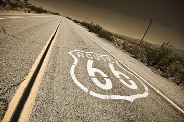Route 66 Bürgersteig Zeichen Sonnenaufgang in der kalifornischen Mojave-Wüste.