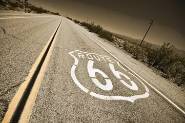 Photo sur Aluminium Route 66 Route 66 signe de la chaussée lever du soleil dans le désert de Mojave en Californie.
