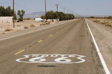 Cercles muraux Route 66 Route 66 signe de la chaussée lever du soleil dans le désert de Mojave en Californie.