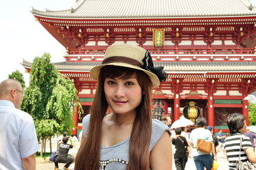 浅草を観光する若い女性