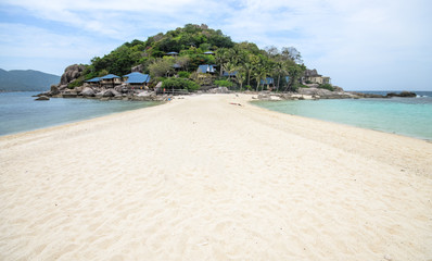 Fototapeta na wymiar Nang Yuan Island with blue sea and white sand beach at the Gulf of Thailand