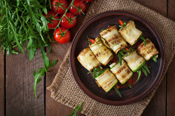 Zucchini rolls with cheese, bell peppers and arugula