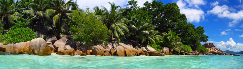 Fototapeta na wymiar Plage paradisiaque des Seychelles