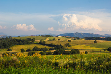 Fototapeta na wymiar Paesaggio rurale umbro con cumulonembi