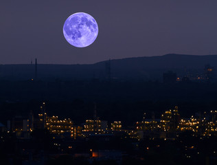 Chemiewerk in der Nacht