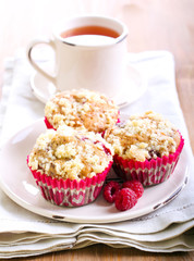 Raspberry crumble muffins