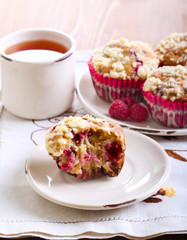 Raspberry crumble muffins