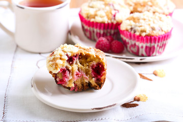Raspberry crumble muffins