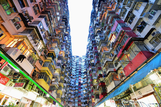 香港の密集した高層マンション
