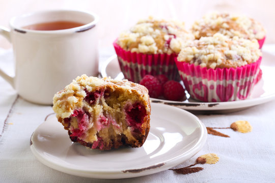Raspberry crumble muffins