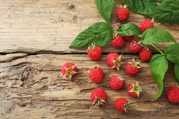 frutta lamponi su tavolo di legno rustico