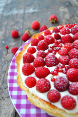 Torta alla crema con lamponi e ribes