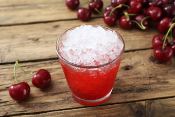granita con sciroppo di ciliege sfondo rustico