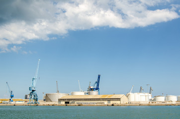 Fototapeta premium Industrie Anlage im Hafen in Sete