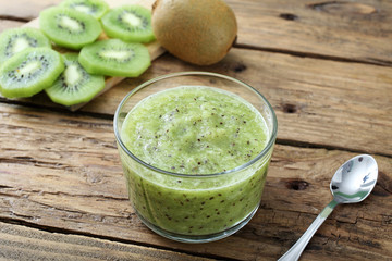 kiwi frullato in bicchiere di vetro sfondo rustico