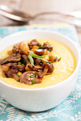 Polenta with spicy muchrooms and chickpeas