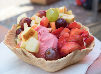 Obstsalat auf Erdbeereis