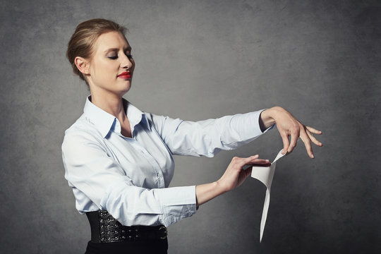 femme d'affaires cruelle d&eacute;chirant dossier