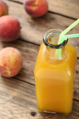 pesche succo di frutta in bottiglia sfondo rustico